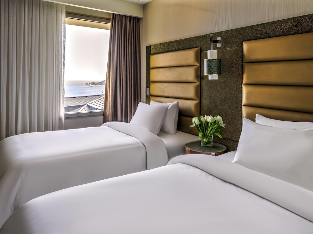 Deluxe Room, 2 Twin Beds, River View