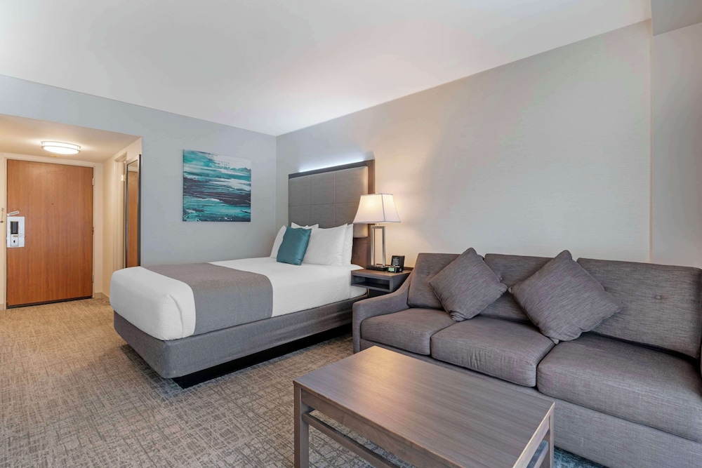 Suite, 1 Queen Bed, Non Smoking (with Sofabed;Separate Living Room) - Photo 1