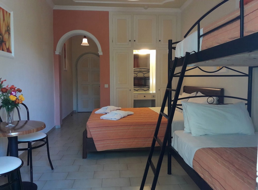 Quadruple Room, Partial Sea View - Photo 5