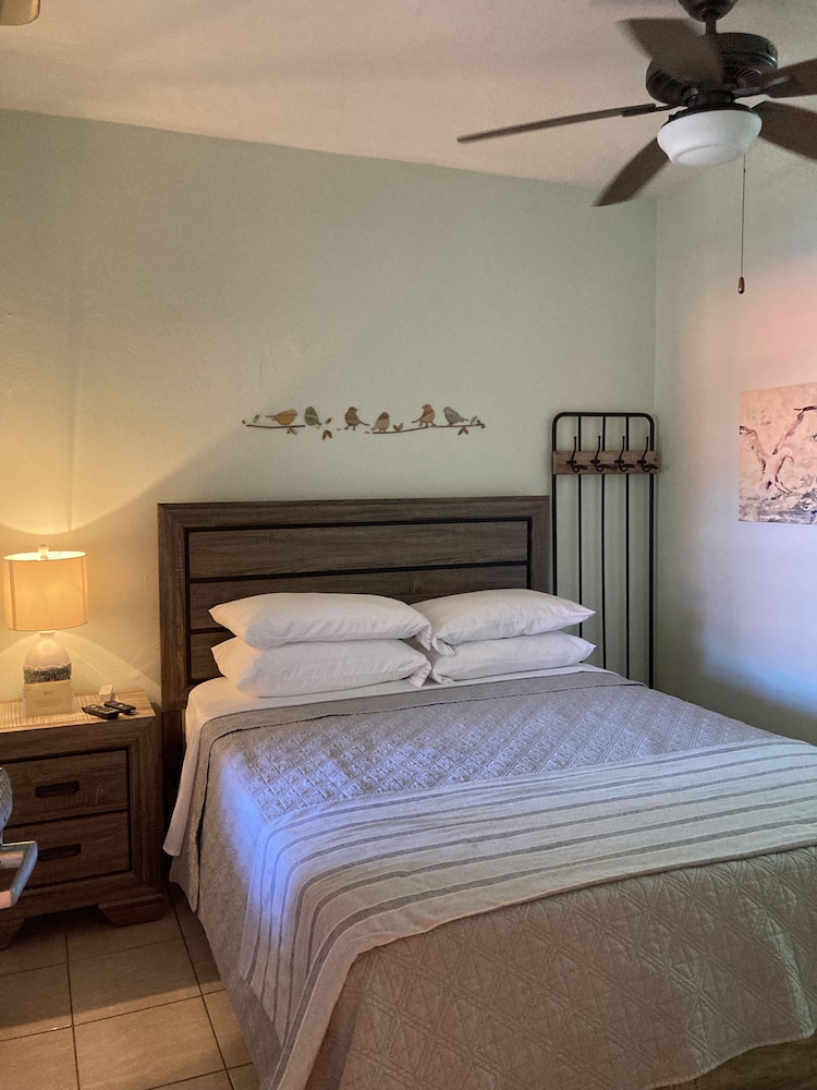 Basic Room, 1 Queen Bed photo 2