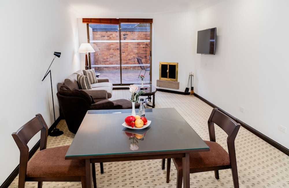 Business Suite, 1 King Bed, Kitchen - Photo 5