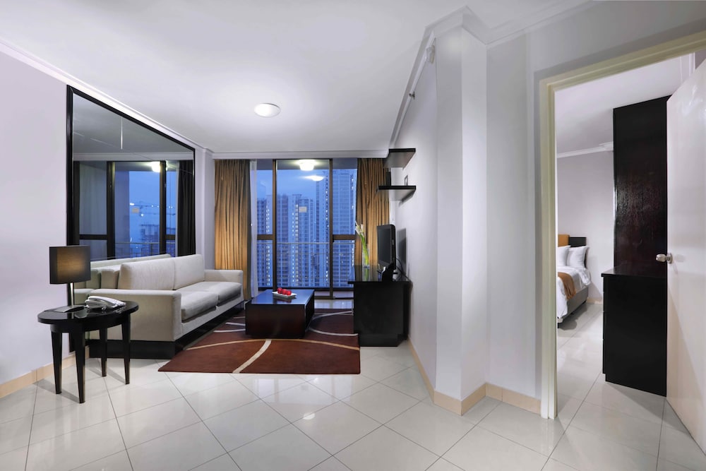 Business Suite - Photo 3