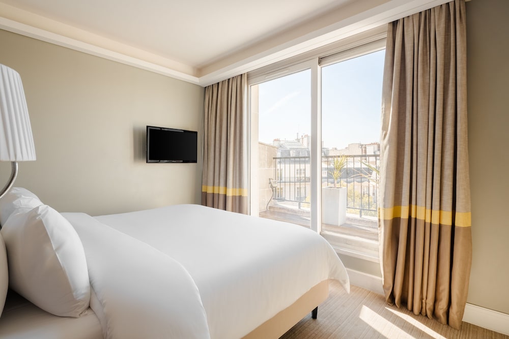 Superior Suite, 1 King Bed With Sofa Bed, Terrace photo 2