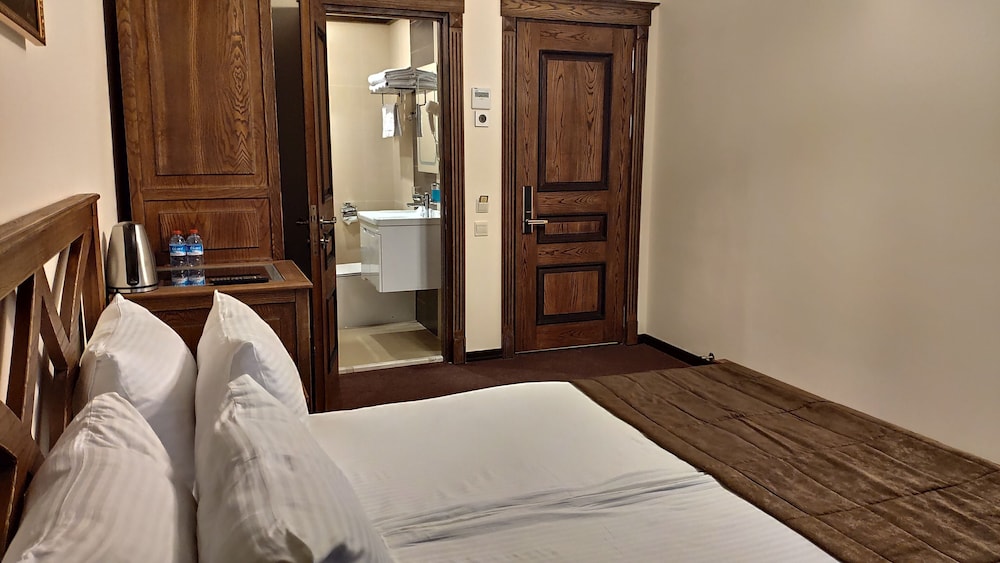 Deluxe Double Room, 1 Queen Bed, City View photo 2