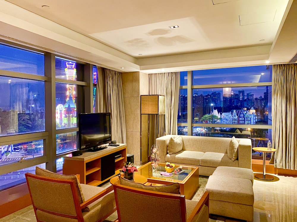 Club Suite, 1 King Bed, Park View - Photo 3
