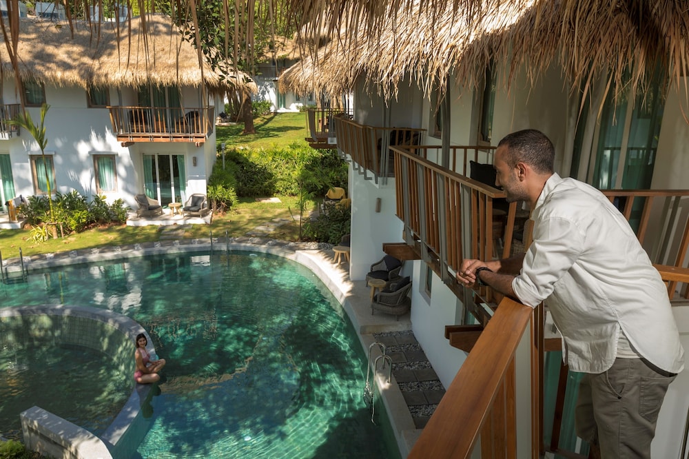 Grand Room, Pool View - Photo 10