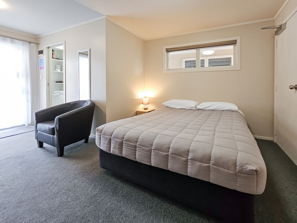 Economy Queen Room