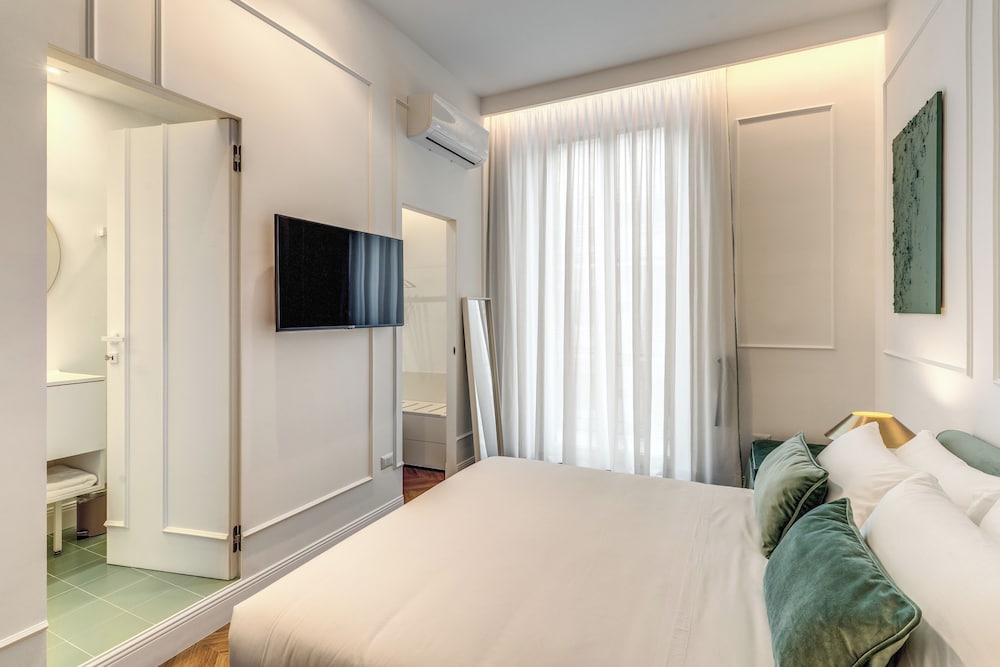 Luxury Triple Room, City View