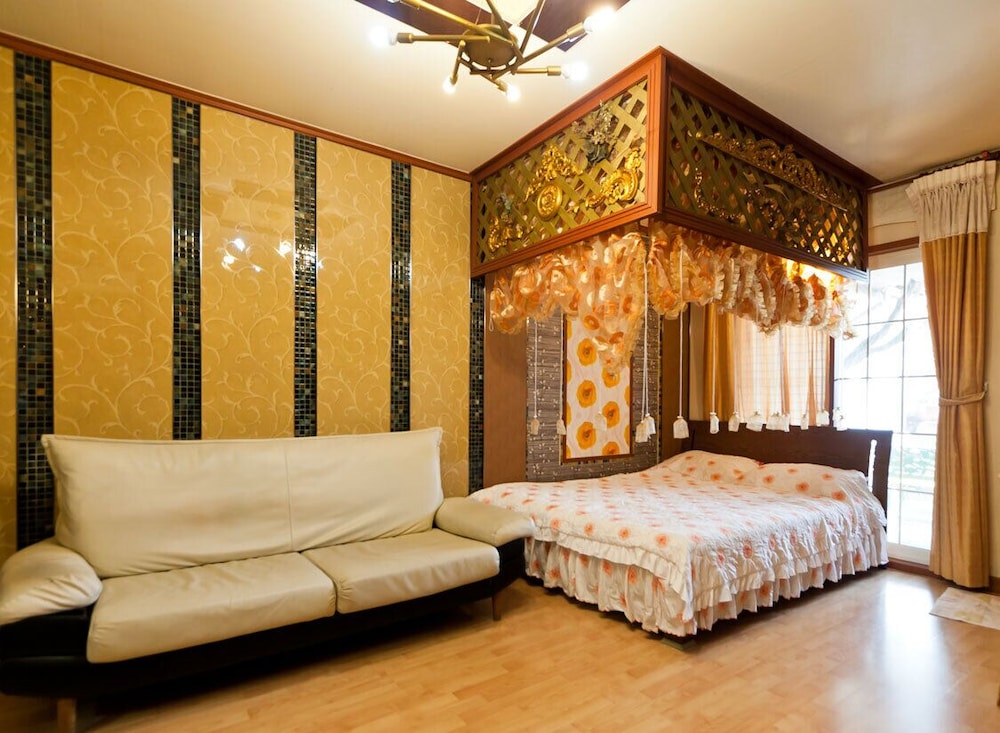 Room (Violet) photo 1