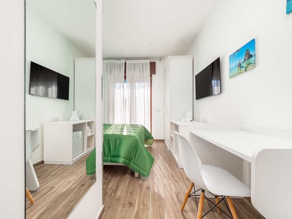 Deluxe Room - Photo 5