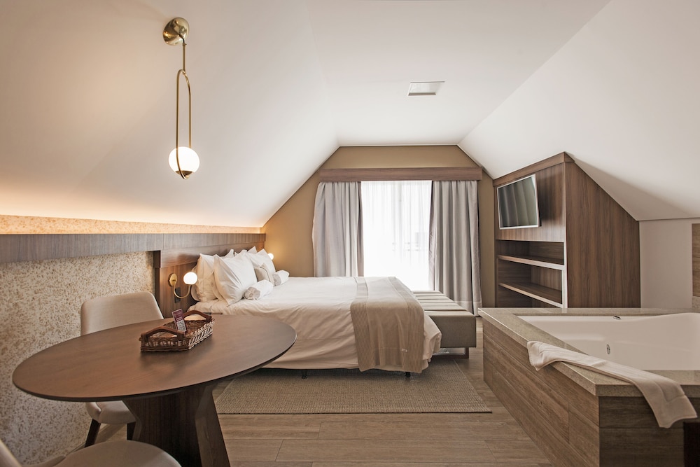 Premium Suite, Multiple Beds, Non Smoking, Bathtub - Photo 1