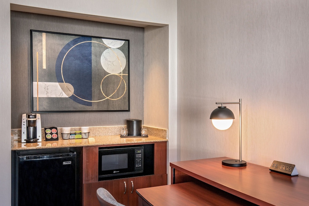 Suite, 1 Bedroom - Photo 3