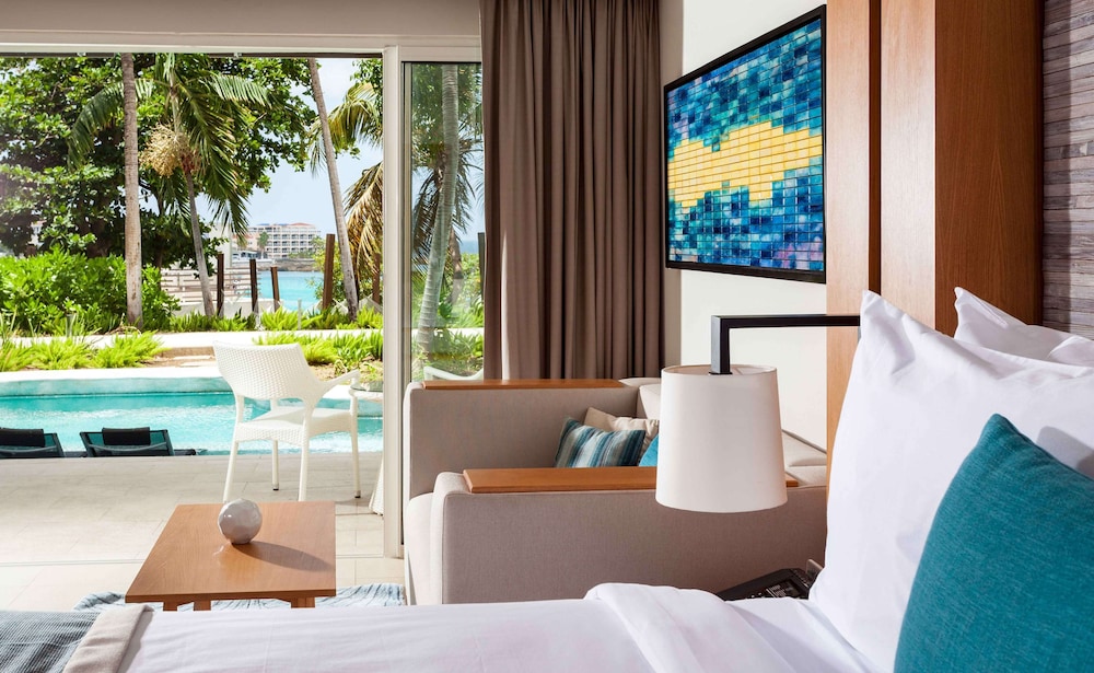 Suite, 1 King Bed, Pool View (swim-out Junior Suite)