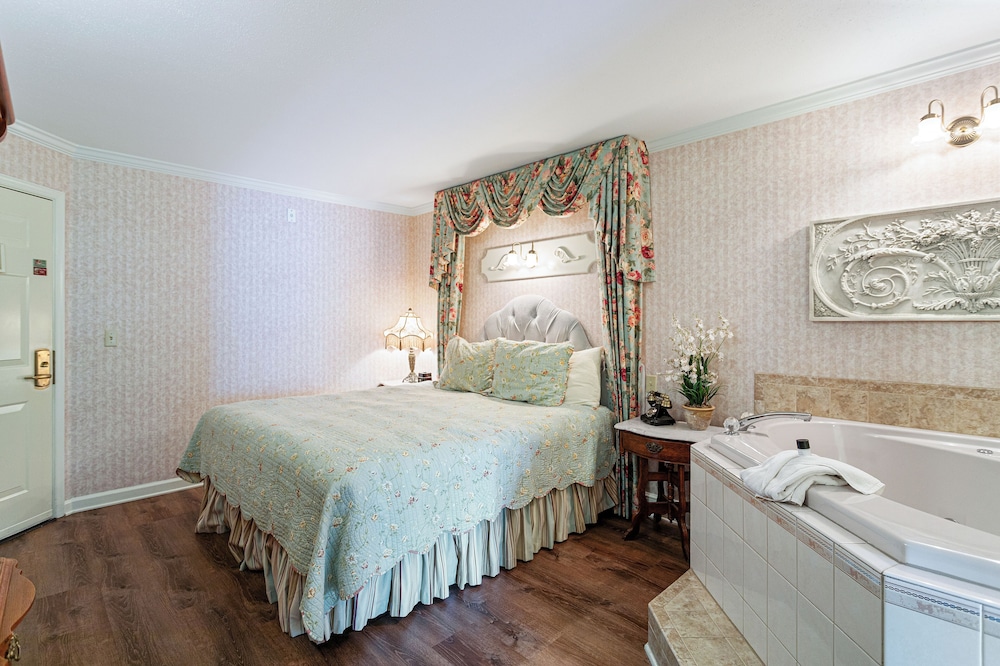 Deluxe Suite, 1 King Bed with Sofa bed, Partial Ocean View