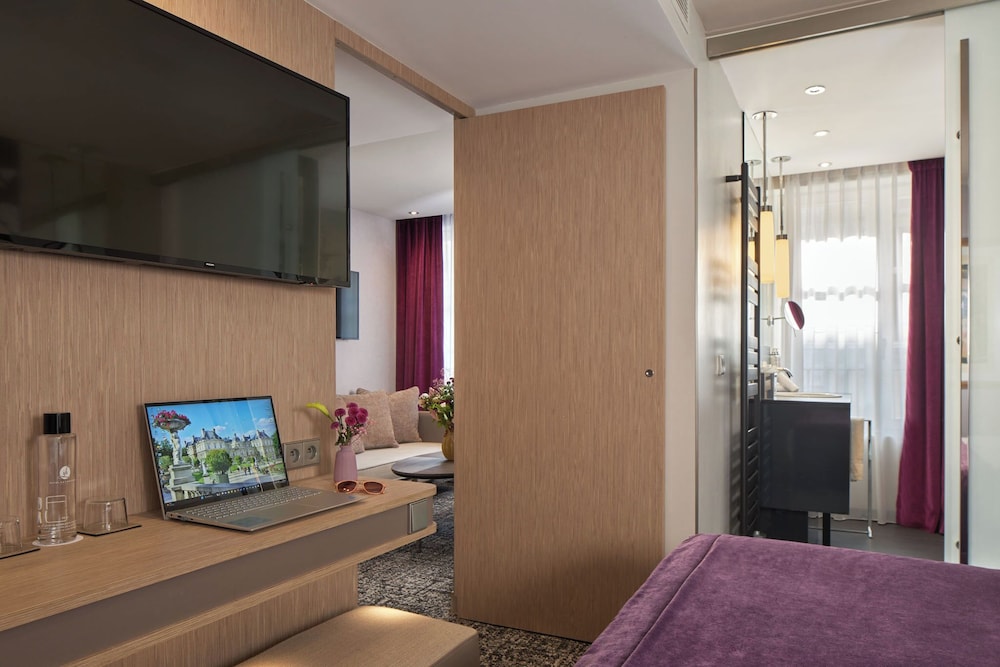 Deluxe Room thumbnail 6