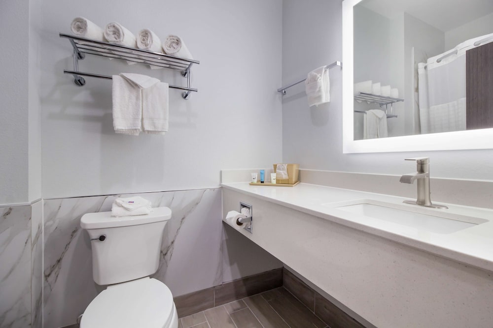Deluxe Room, 1 King Bed, Non Smoking, Kitchenette - Photo 16