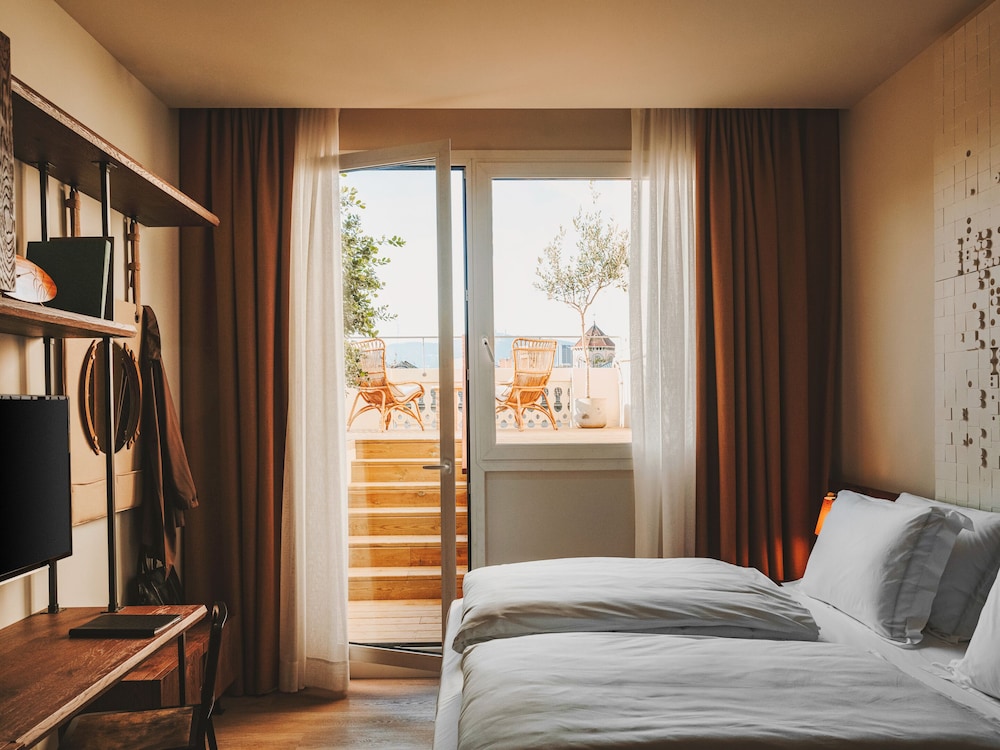 Superior Room, 1 King Bed, Terrace