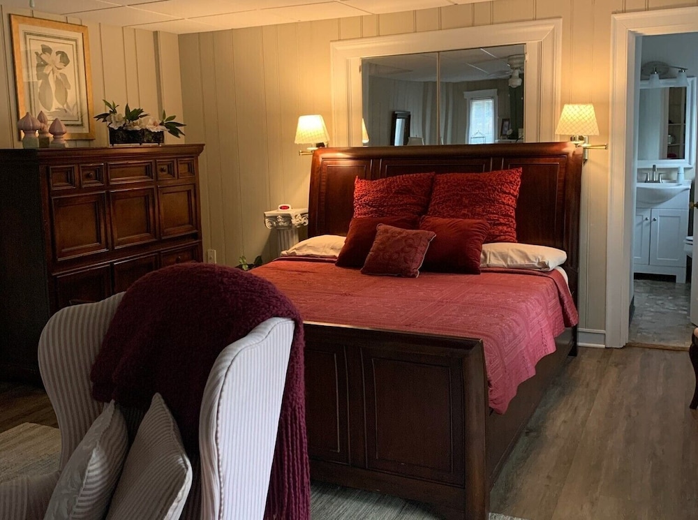 Signature Room, 1 King Bed, Courtyard View (Pet Friendly)