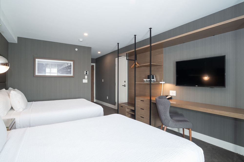 Signature Room, 2 Queen Beds thumbnail 5