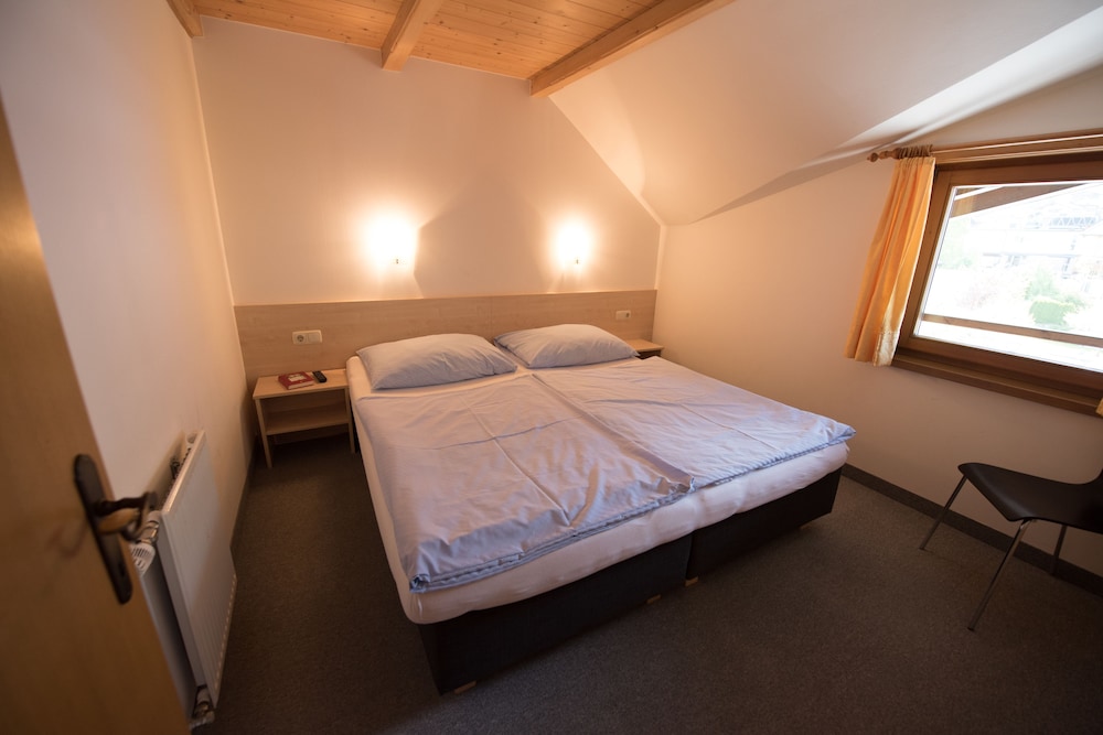 Classic Apartment, 1 Queen Bed with Sofa bed, Non Smoking, Mountain View photo 2