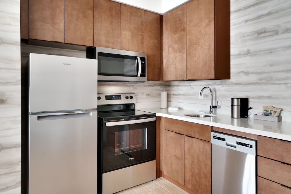 Suite, 1 Bedroom - Photo 1