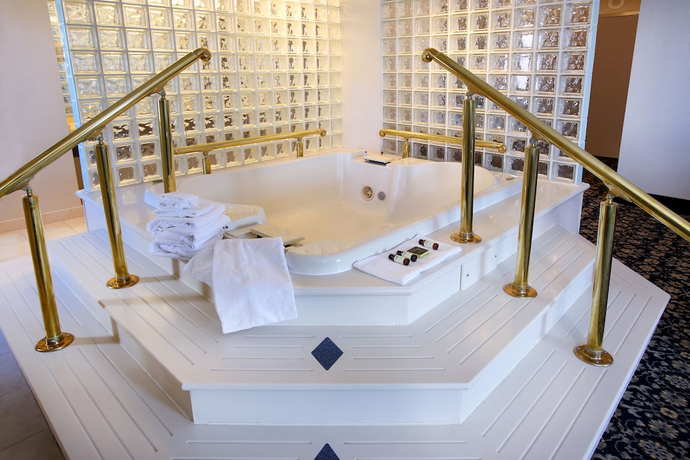 Honeymoon Suite - Photo 4