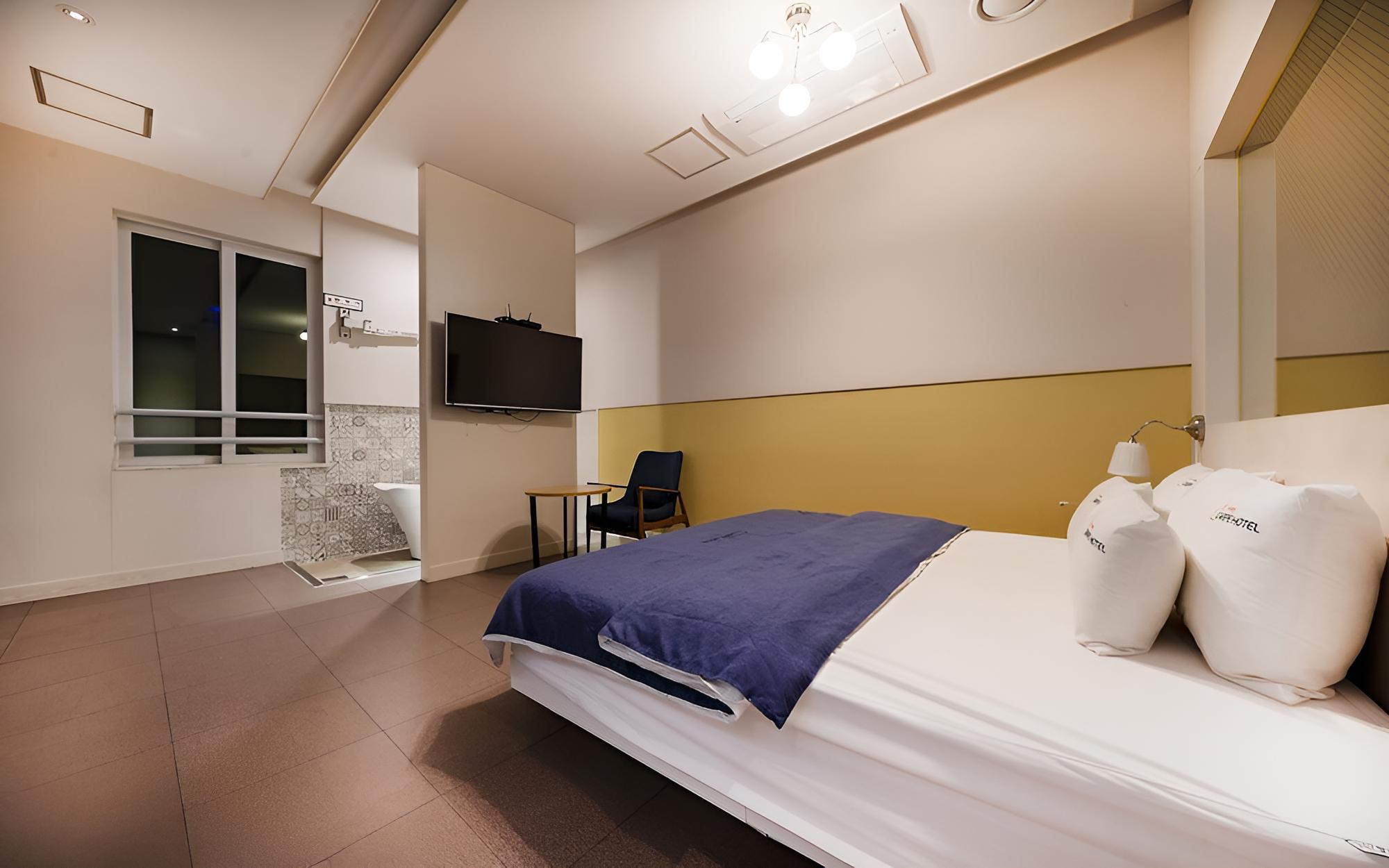 Room (Deluxe room) - Photo 11