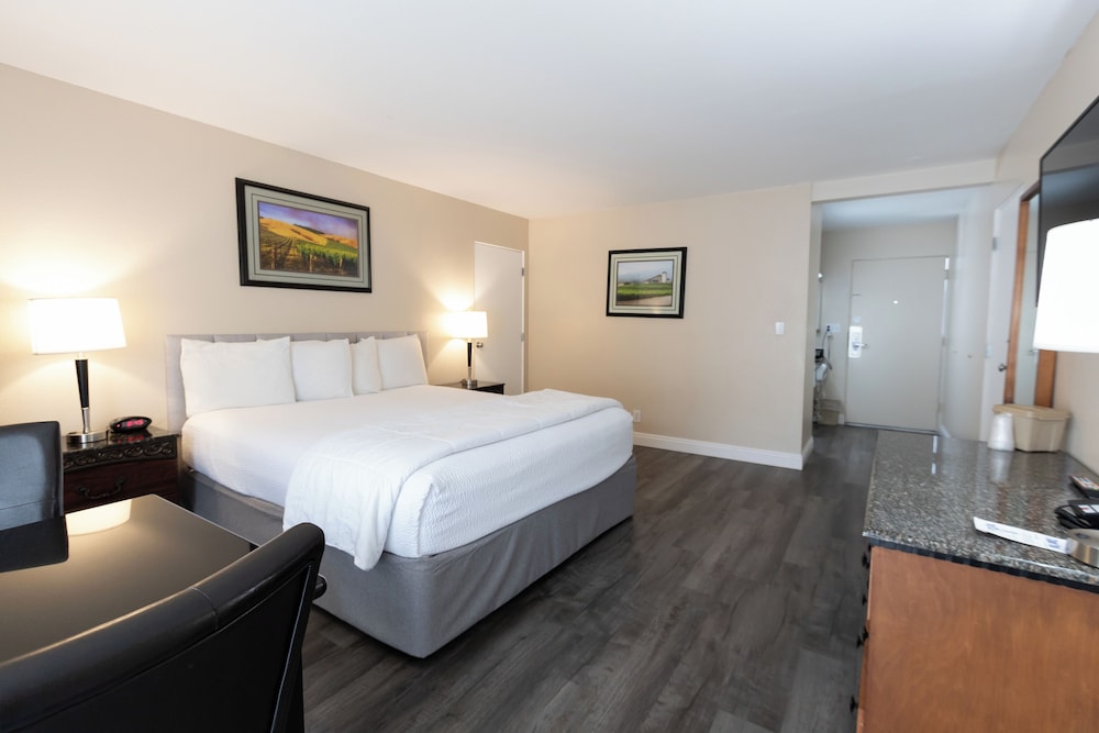 Standard Room, 1 King Bed, Ground Floor - Photo 1