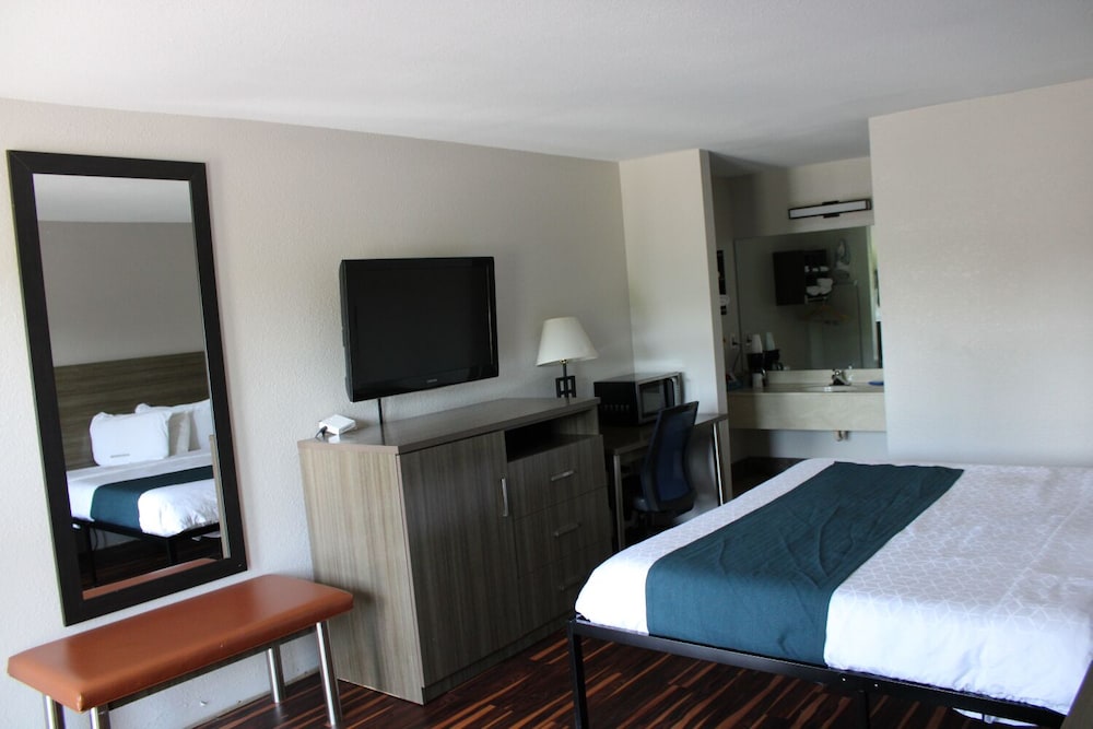Deluxe Room, 1 King Bed, Smoking, Refrigerator & Microwave photo 2