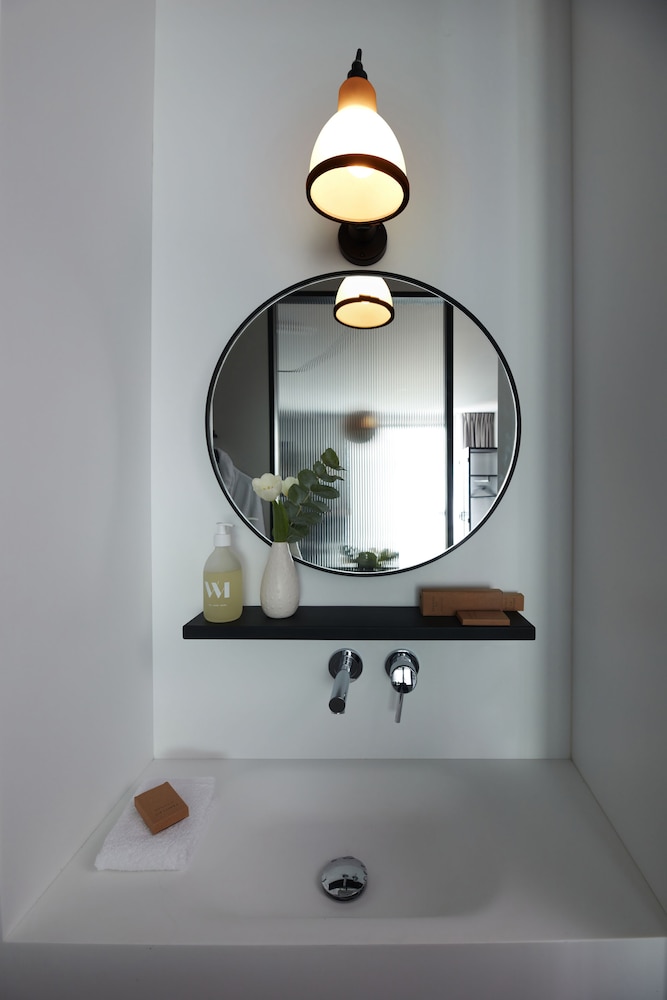 Deluxe Double Room thumbnail 6