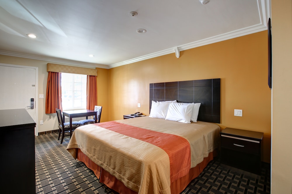 Deluxe Room, 1 King Bed, Non-Smoking - Photo 6