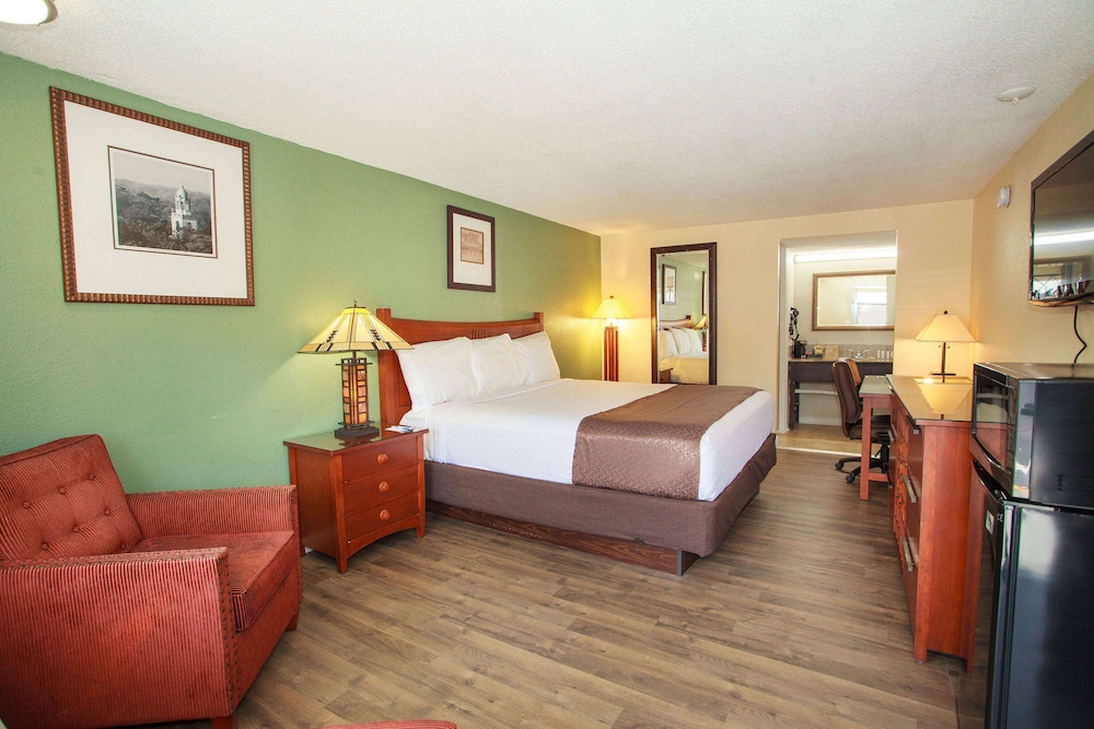 Room, 1 King Bed, Non Smoking - Photo 7