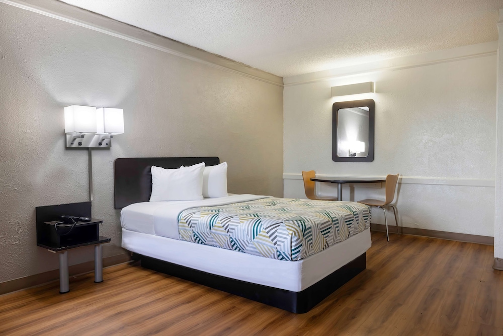 Standard Room, 1 Queen Bed, Non Smoking - Photo 4