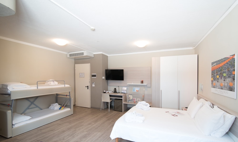 Quadruple Room - Photo 1