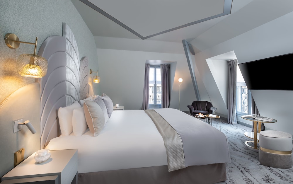 Eiffel Tower Suite photo 2