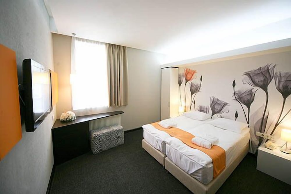 Modern Twin Room