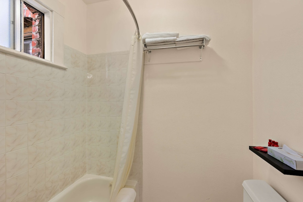 Standard Room, 1 Queen Bed, Non Smoking, Refrigerator & Microwave (Larger Room) - Photo 11