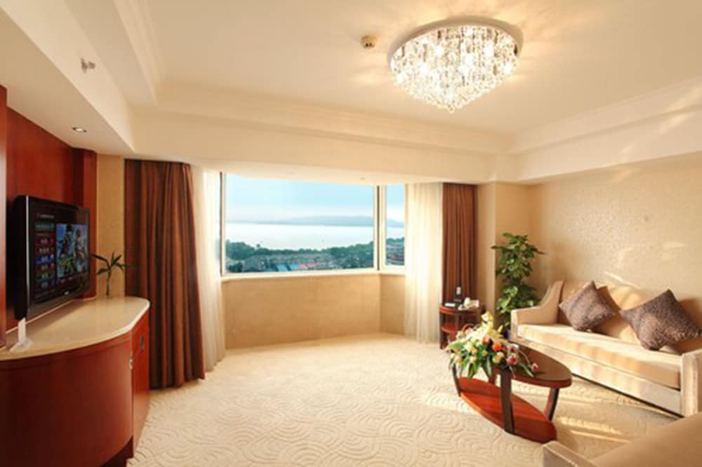 Executive Lake-view Suite - Photo 4
