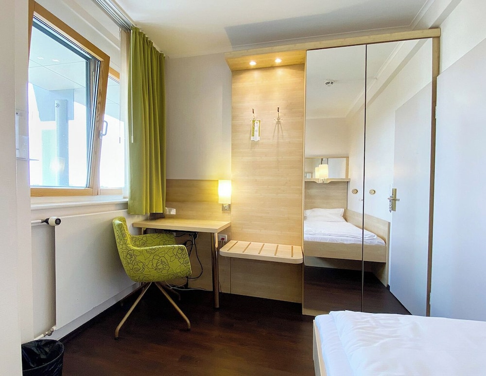 Single Room, Private Bathroom