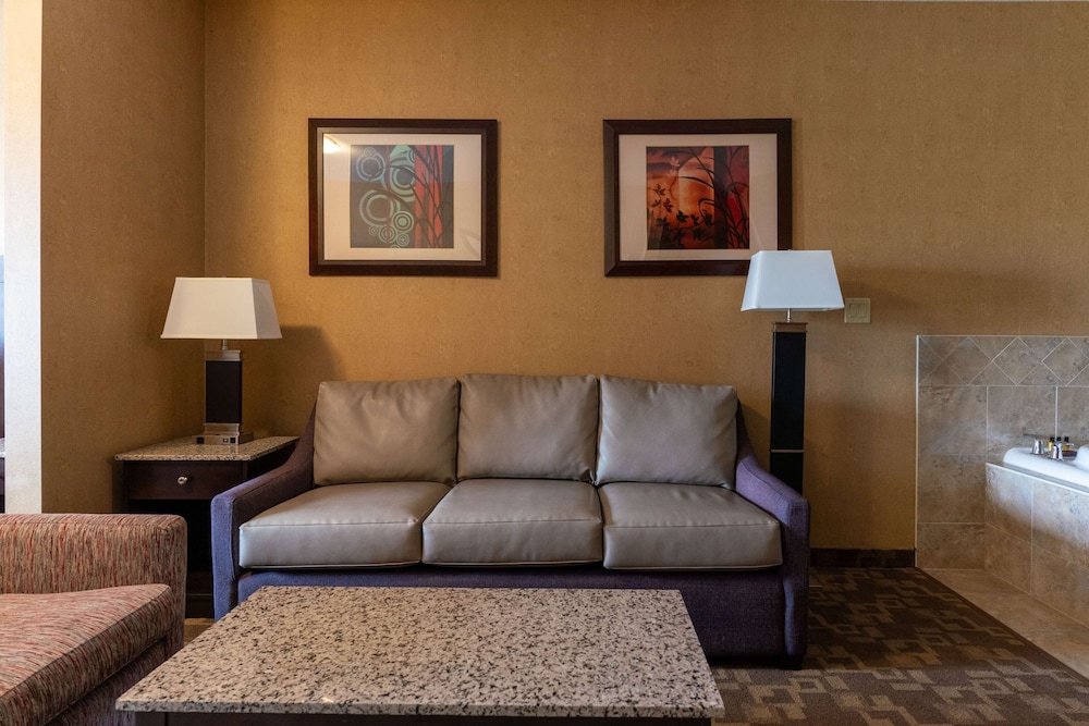 Suite, 1 King Bed With Lounge Chair , Non Smoking, Jetted Tub