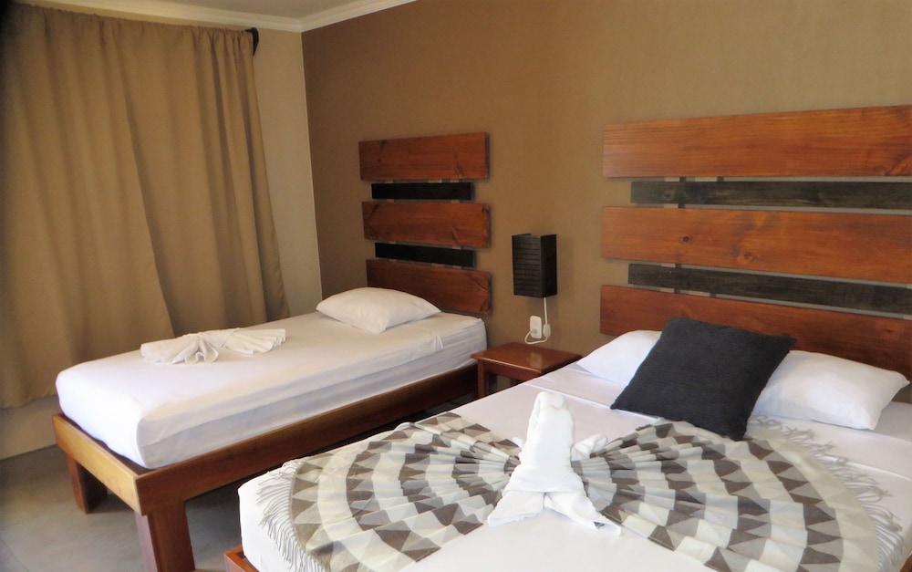 Classic Room (1 Double And 1 Single Bed) photo 1