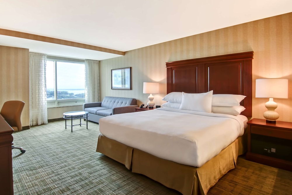 Premium Room, 1 King Bed, Soaker Tub, US Falls View - Photo 3
