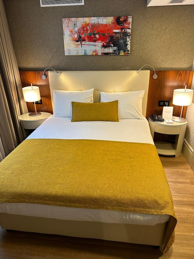 Family Room, 1 King Bed with Sofa bed, Non Smoking photo 1