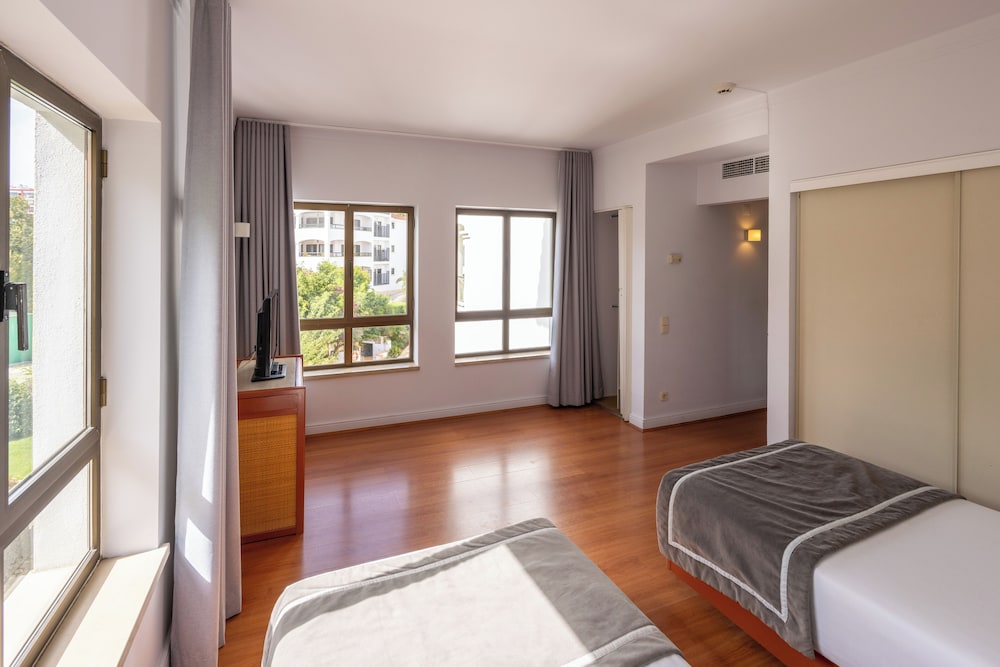 Family Apartment, 2 Bedrooms - Photo 2