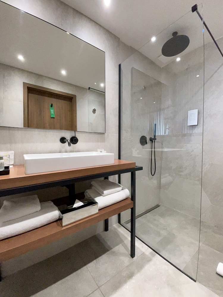 Superior Room, 2 Twin Beds, Balcony, Sea View - Photo 9