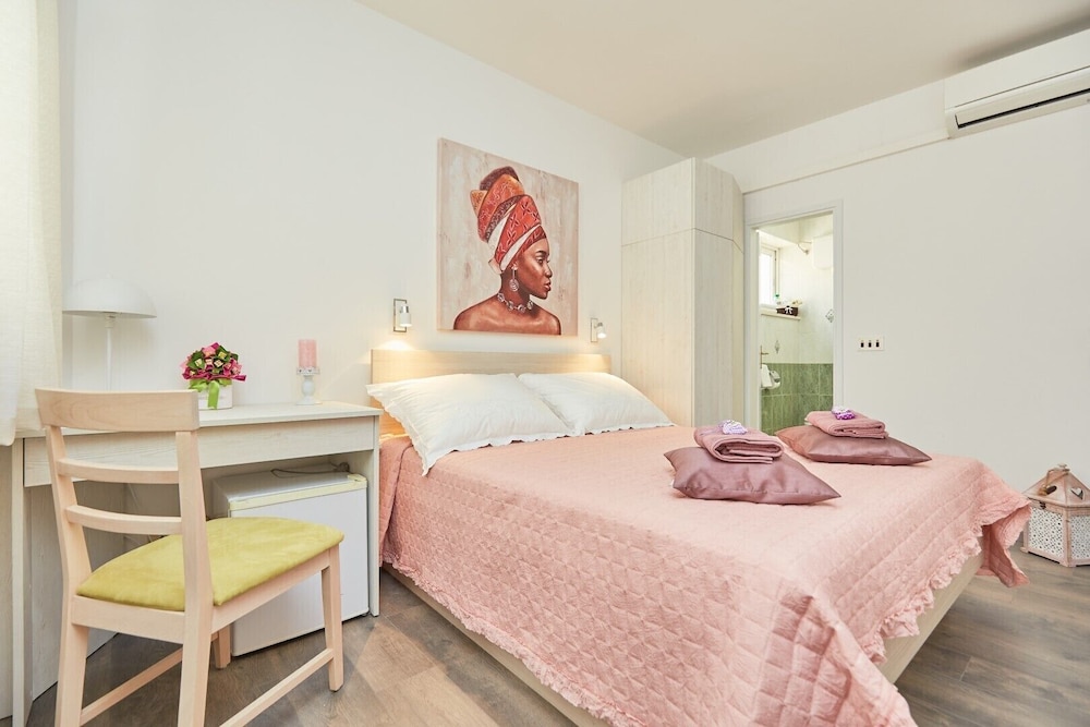Executive Room, 1 Large Twin Bed, Refrigerator & Microwave (5 Double room Villa Kate Dadić) photo 2