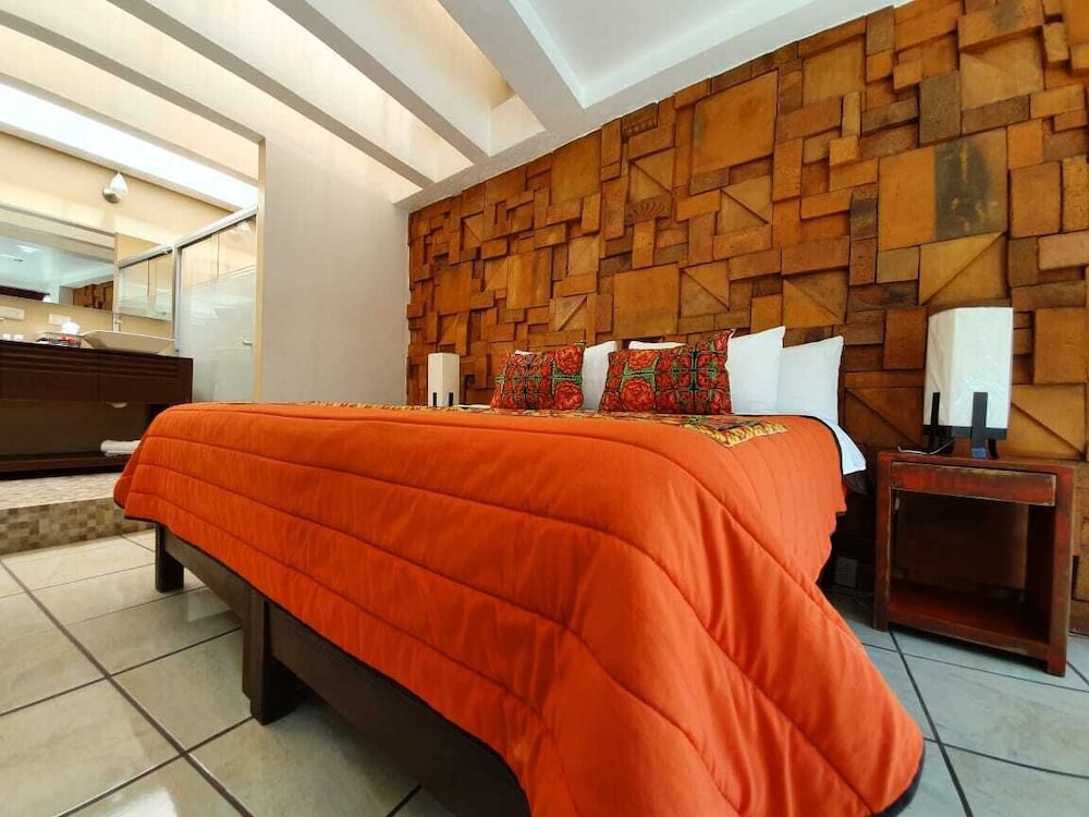 Classic Suite, 1 King Bed, Non Smoking (Roja) photo 3