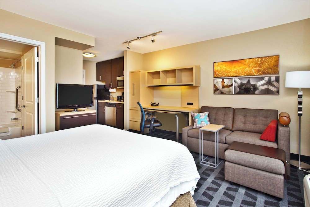 Studio, 1 Queen Bed with Sofa bed (Mobility Accessible, Tub) photo 3