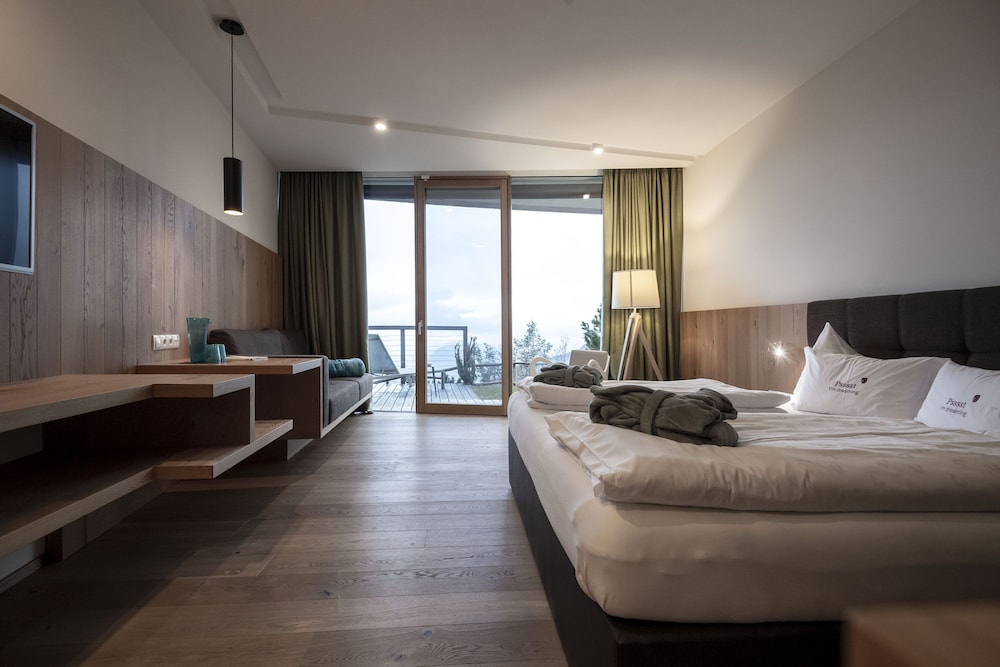 Design Suite, 1 King Bed, Balcony photo 2