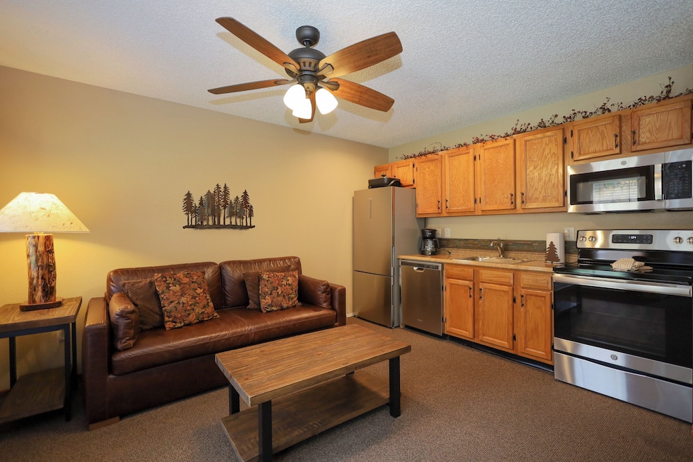 Suite (1 Bedroom Full Kitchen River Level)